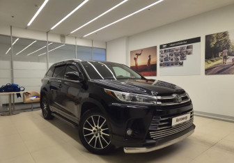 Подержанный автомобиль Toyota Highlander 2019 года (3 фото)
