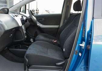 Подержанный автомобиль Toyota Vitz 2009 года (18 фото)