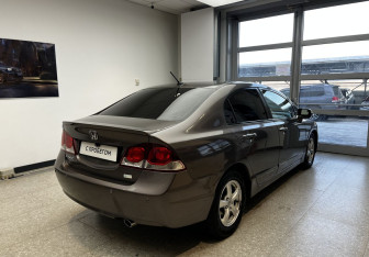 Подержанный автомобиль Honda Civic Sedan 2009 года (4 фото)