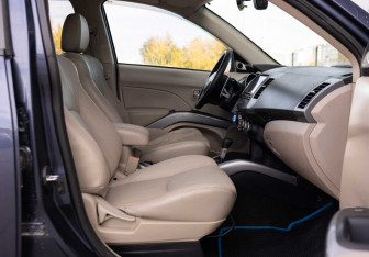 Подержанный автомобиль Mitsubishi Outlander 2008 года (21 фото)