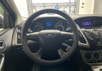 Подержанный автомобиль Ford Focus Hatchback 2012 года (9 фото)
