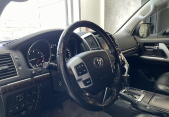 Подержанный автомобиль Toyota Land Cruiser Suv 2012 года (7 фото)