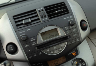 Подержанный автомобиль Toyota RAV4 2007 года (15 фото)