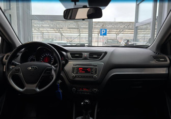 Подержанный автомобиль Kia Rio Hatchback 2015 года (9 фото)
