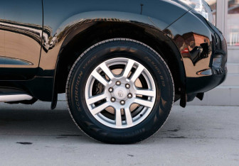 Подержанный автомобиль Toyota Land Cruiser Prado 2010 года (9 фото)