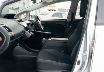 Подержанный автомобиль Toyota Prius Alpha 2015 года (20 фото)