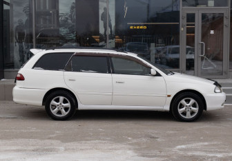 Подержанный автомобиль Toyota Caldina 2000 года (4 фото)