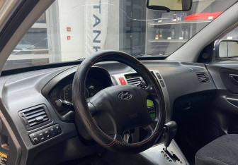 Подержанный автомобиль Hyundai Tucson 2008 года (8 фото)