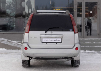 Подержанный автомобиль Nissan X-Trail 2003 года (6 фото)
