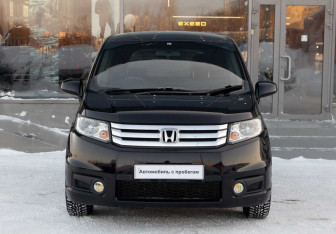 Подержанный автомобиль Honda Freed 2011 года (2 фото)