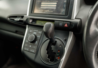 Подержанный автомобиль Toyota Wish Minivan 2011 года (13 фото)