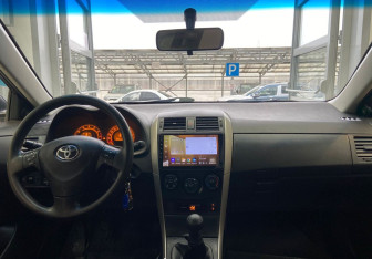 Подержанный автомобиль Toyota Corolla Sedan 2006 года (9 фото)