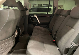 Подержанный автомобиль Toyota Land Cruiser Prado 2011 года (9 фото)