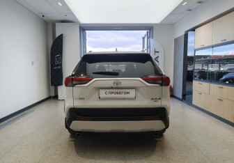 Подержанный автомобиль Toyota RAV4 2025 года (5 фото)