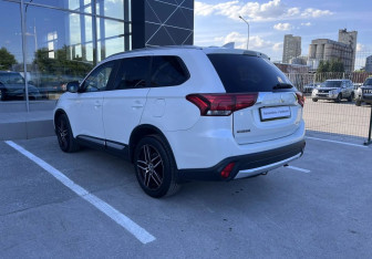 Подержанный автомобиль Mitsubishi Outlander 2017 года (7 фото)