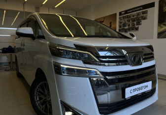 Подержанный автомобиль Toyota Vellfire 2019 года (2 фото)