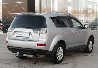 Подержанный автомобиль Mitsubishi Outlander 2008 года (5 фото)