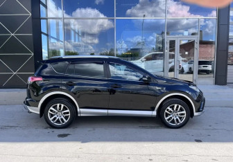 Подержанный автомобиль Toyota RAV4 2017 года (2 фото)