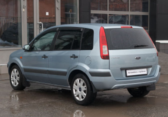 Подержанный автомобиль Ford Fusion 2007 года (7 фото)