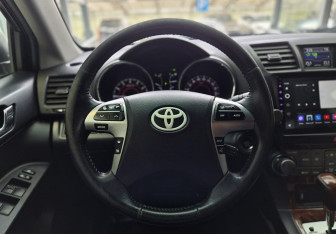 Подержанный автомобиль Toyota Highlander 2011 года (9 фото)