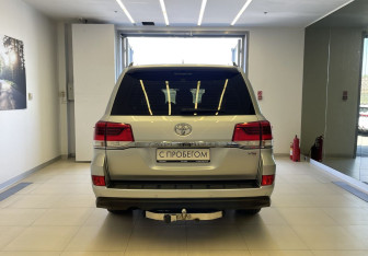 Подержанный автомобиль Toyota Land Cruiser Suv 2018 года (5 фото)