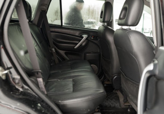 Подержанный автомобиль Toyota RAV4 2004 года (17 фото)