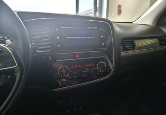 Подержанный автомобиль Mitsubishi Outlander 2019 года (12 фото)