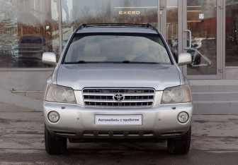 Подержанный автомобиль Toyota Highlander 2002 года (2 фото)