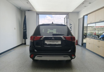 Подержанный автомобиль Mitsubishi Outlander 2021 года (5 фото)