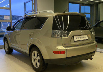 Подержанный автомобиль Mitsubishi Outlander 2007 года (6 фото)