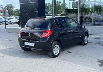 Подержанный автомобиль Renault Clio Hatchback 2007 года (7 фото)