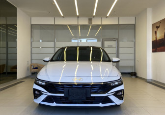 Подержанный автомобиль Hyundai Elantra Sedan 2023 года (2 фото)