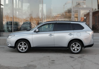 Подержанный автомобиль Mitsubishi Outlander 2012 года (8 фото)