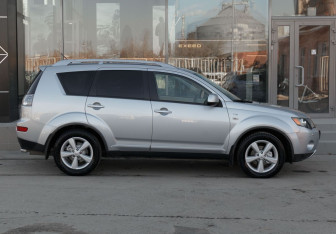 Подержанный автомобиль Mitsubishi Outlander 2008 года (4 фото)
