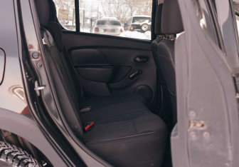 Подержанный автомобиль Renault Sandero 2016 года (16 фото)