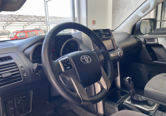 Подержанный автомобиль Toyota Land Cruiser Prado 2011 года (7 фото)