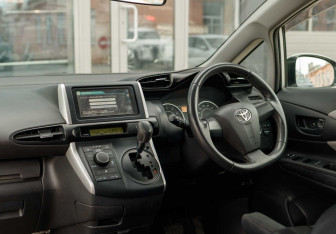 Подержанный автомобиль Toyota Wish Minivan 2011 года (10 фото)