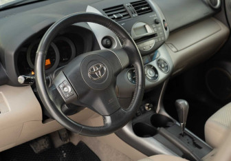 Подержанный автомобиль Toyota RAV4 2007 года (11 фото)