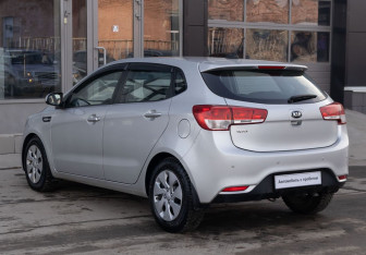 Подержанный автомобиль Kia Rio Hatchback 2017 года (7 фото)