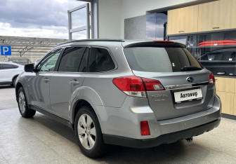 Подержанный автомобиль Subaru Legacy Wagon 2010 года (6 фото)