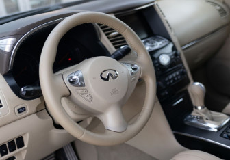 Подержанный автомобиль Infiniti FX 2008 года (11 фото)