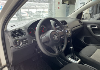 Подержанный автомобиль Volkswagen Polo Sedan 2012 года (12 фото)