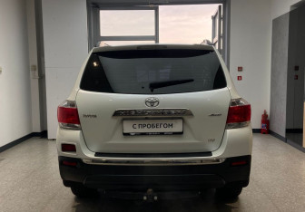 Подержанный автомобиль Toyota Highlander 2011 года (6 фото)