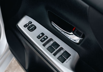 Подержанный автомобиль Toyota Prius Alpha 2015 года (17 фото)