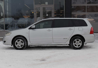 Подержанный автомобиль Toyota Corolla Wagon 2004 года (8 фото)