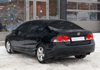 Подержанный автомобиль Honda Civic Sedan 2006 года (7 фото)