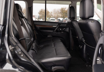 Подержанный автомобиль Mitsubishi Pajero 2006 года (20 фото)