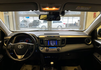 Подержанный автомобиль Toyota RAV4 2013 года (10 фото)