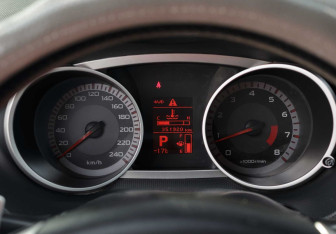 Подержанный автомобиль Mitsubishi Outlander 2008 года (12 фото)