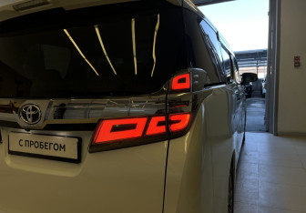 Подержанный автомобиль Toyota Vellfire 2019 года (8 фото)